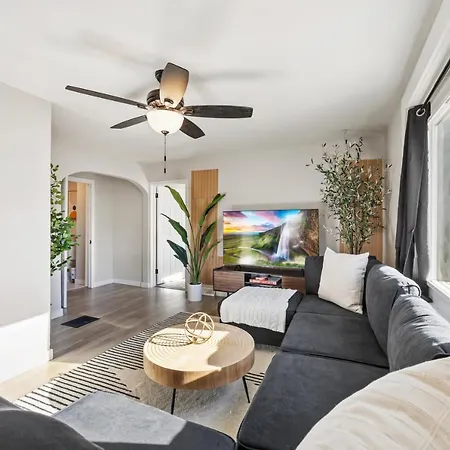 Peaceful Home W/ 4Br, Big Yard And Amazing Art